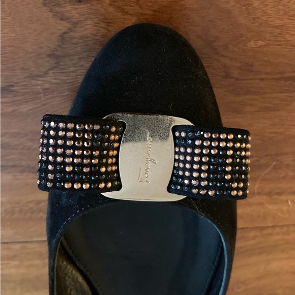 Salvatore Ferragamo suede Vara mosaic pump with crystal studded heels - Picture 4 of 9